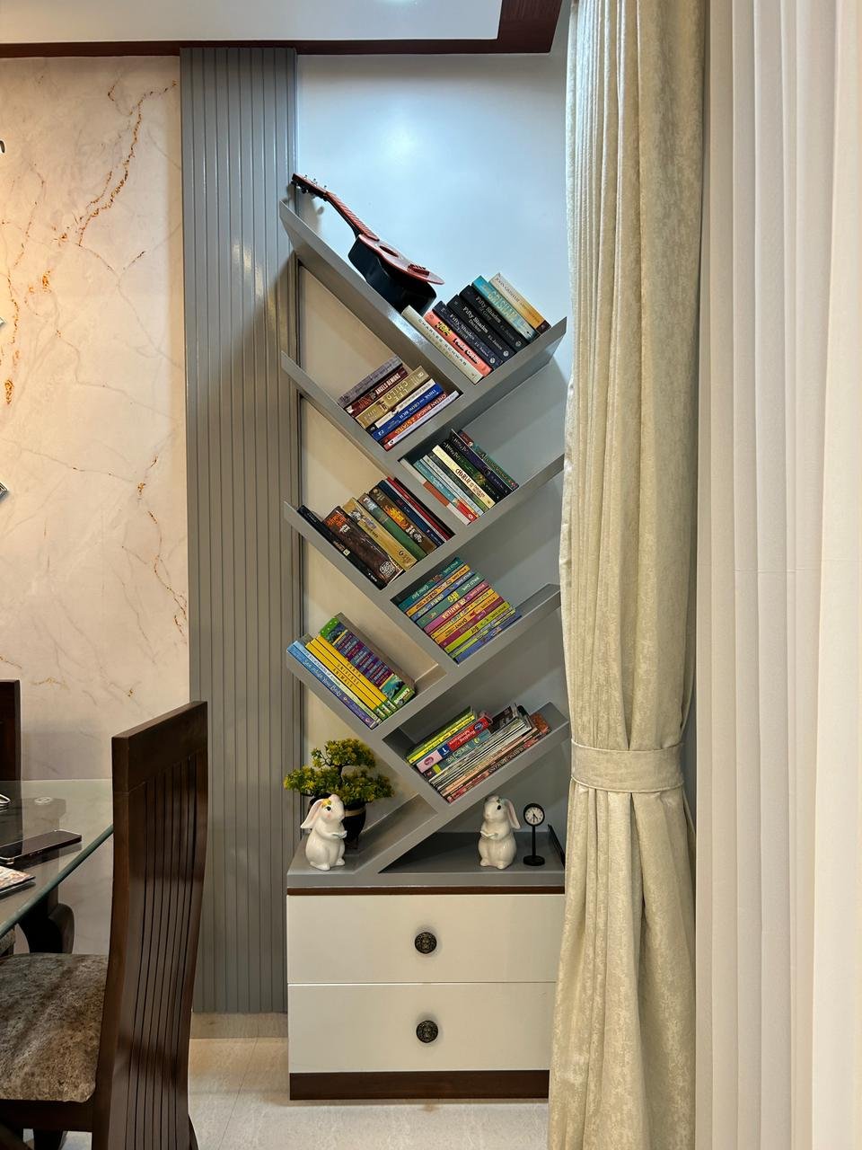 Adaptable dining corner with angled display shelf by Doric & Co. Pune